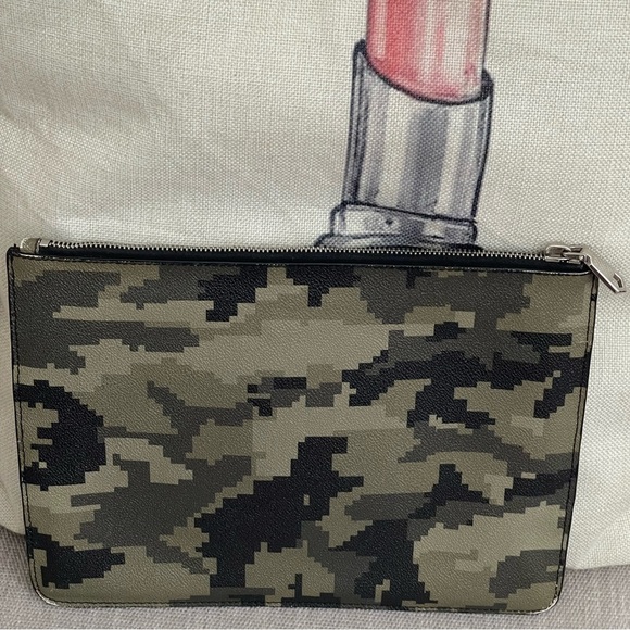 ⭐️Givenchy⭐️Digital Camo Print Zip Pouch/Clutch⭐️Always Authentic⭐️SO CLEAN⭐️ - Picture 3 of 11